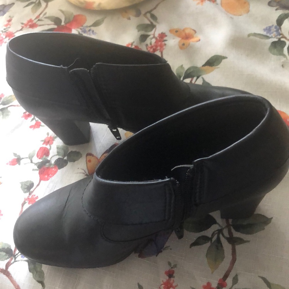 Clarks black ankle boot, size 6.5M - Picture 4 of 5